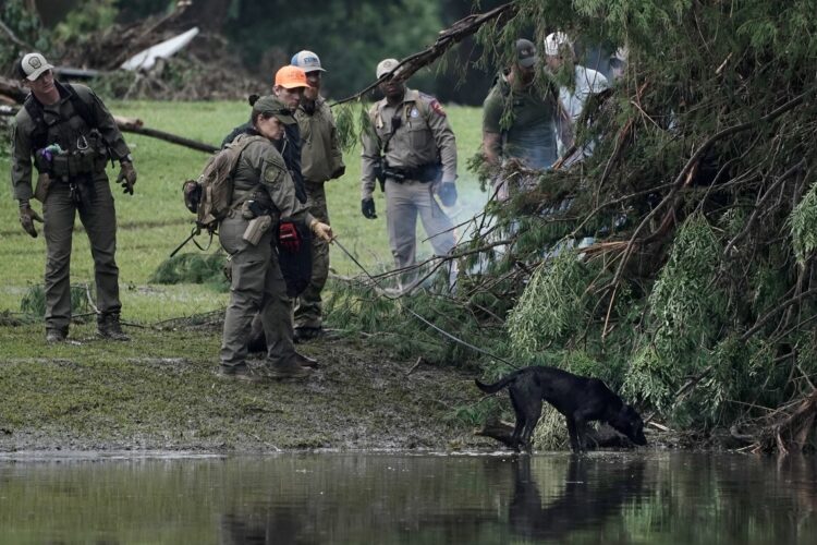 Autoridades intensifican la búsqueda de desaparecidos por las inundaciones en Texas. Foto: Dustin Safranek/EFE.