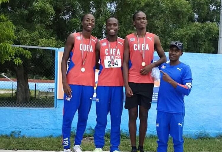 Odelín, al centro. Foto: Deporcuba.