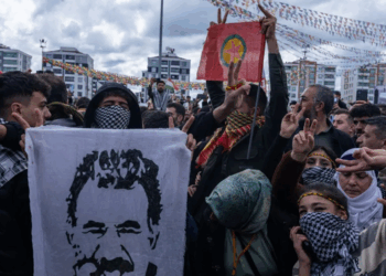 Pancarta del líder encarcelado del PKK, Abdullah Öcalan, en una manifestación en Diyarbakir, Turquía. EFE/EPA/Metin Yoksu.