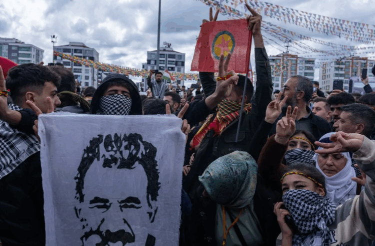 Pancarta del líder encarcelado del PKK, Abdullah Öcalan, en una manifestación en Diyarbakir, Turquía. EFE/EPA/Metin Yoksu.