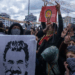 Pancarta del líder encarcelado del PKK, Abdullah Öcalan, en una manifestación en Diyarbakir, Turquía. EFE/EPA/Metin Yoksu.