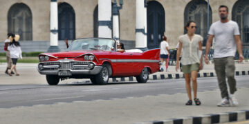 Un auto clásico transporta turistas en La Habana. Foto: Ernesto Mastrascusa / EFE / Archivo.