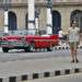 Personas caminan por una calle de La Habana. Foto:  Ernesto Mastrascusa/EFE.