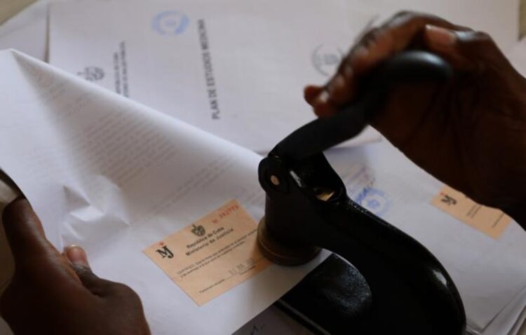 Legalización de documentos docentes para surtir efectos en el exterior. Foto: Ricardo López Hevia.