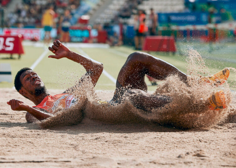 El saltador Lester Lescay durante su participación en el campeonato de Europa por equipos que se disputa hoy sábado en el estadio de Vallehermoso, en Madrid. EFE/Sergio Pérez