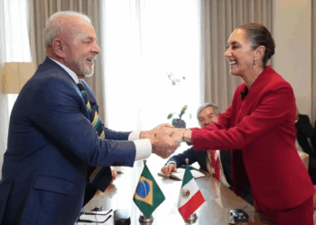 La presidenta mexicana Claudia Sheinbaum (d) saluda al mandatario brasileño, Luiz Inácio Lula da Silva (i), antes de un encuentro bilateral. Foto Presidencia de México / Archivo.
