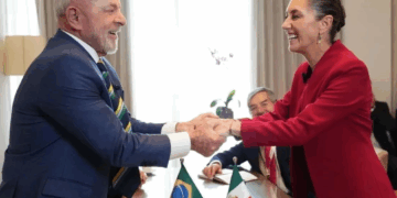 La presidenta mexicana Claudia Sheinbaum (d) saluda al mandatario brasileño, Luiz Inácio Lula da Silva (i), antes de un encuentro bilateral. Foto Presidencia de México / Archivo.