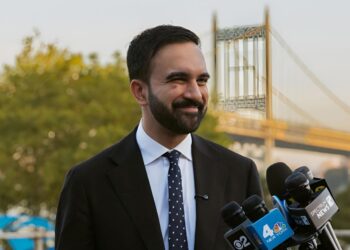 Fotografía cedida por la campaña del candidato a la alcaldía de Nueva York Zohran Mamdani hablando durante uno de sus mítines en Nueva York.