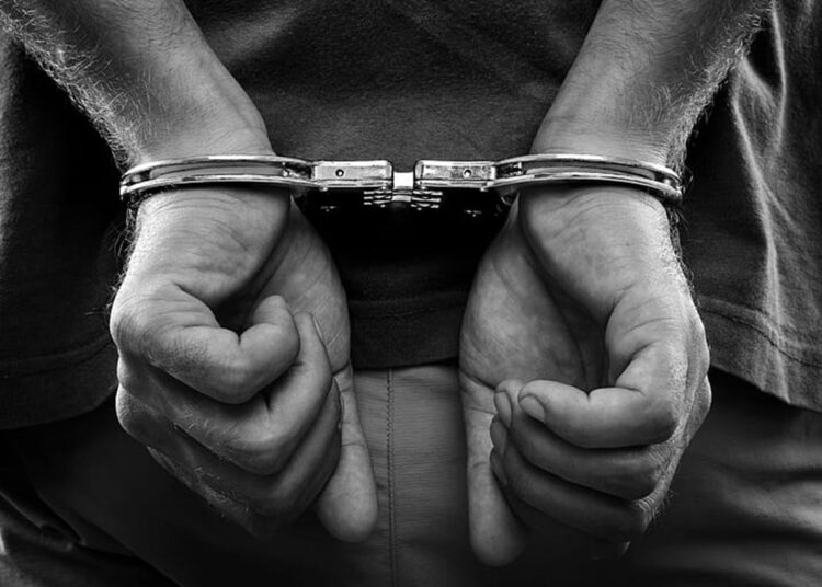 Imagen alegórica de la captura de un presunto criminal. Foto: wallpaperbetter.com / Archivo.