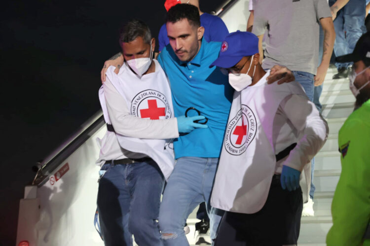 Integrantes de la Cruz roja ayudando a un migrante deportado el viernes 18 de julio, en el Aeropuerto Internacional Simón Bolívar en Maiquetía Foto: Ministerio del Poder Popular para Relaciones Interiores Justicia y Paz /EFE.