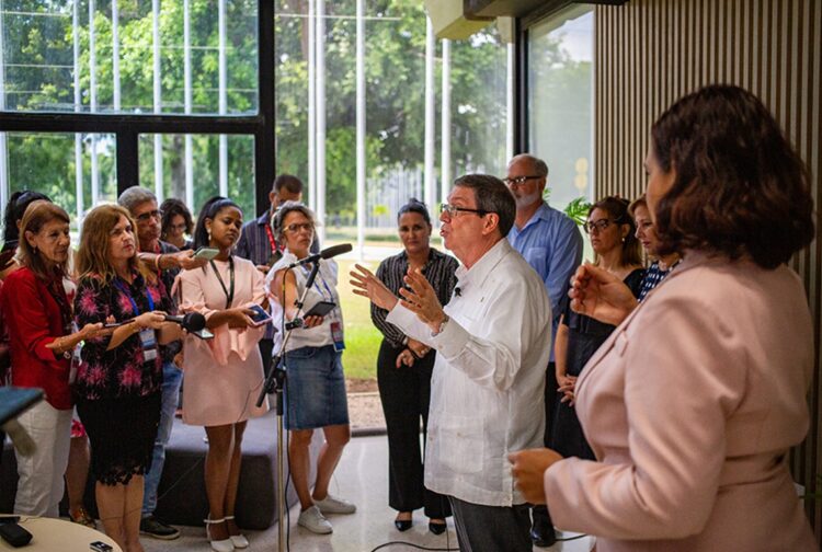Declaraciones a la prensa del ministro de Relaciones Exteriores de Cuba, Bruno Rodríguez, junto a directivos de la cancillería. Foto: Enrique González/ Cubadebate.
