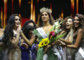 Lina Luaces, elegida como Miss Universe Cuba 2025, reacciona junto a sus compañeras tras su coronación, en el Milander Park de Hialeah, Miami, el 8 de julio de 2025. Foto: Marlon Pacheco / EFE.