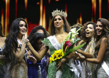 Lina Luaces, elegida como Miss Universe Cuba 2025, reacciona junto a sus compañeras tras su coronación, en el Milander Park de Hialeah, Miami, el 8 de julio de 2025. Foto: Marlon Pacheco / EFE.