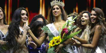 Lina Luaces, elegida como Miss Universe Cuba 2025, reacciona junto a sus compañeras tras su coronación, en el Milander Park de Hialeah, Miami, el 8 de julio de 2025. Foto: Marlon Pacheco / EFE.