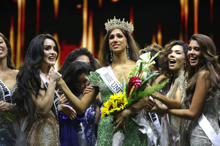 Lina Luaces, elegida como Miss Universe Cuba 2025, reacciona junto a sus compañeras tras su coronación, en el Milander Park de Hialeah, Miami, el 8 de julio de 2025. Foto: Marlon Pacheco / EFE.
