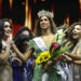 Lina Luaces, elegida como Miss Universe Cuba 2025, reacciona junto a sus compañeras tras su coronación, en el Milander Park de Hialeah, Miami, el 8 de julio de 2025. Foto: Marlon Pacheco / EFE.