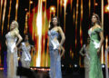 Las finalistas de Miss Universe Cuba 2025, las representantes de Pinar del río, Lisbeth Fernández (i); de la Región Oriental, Vanessa Villarreal (c), y de Santiago de Cuba, Lina Luaces, esperan la decisión de los jueces en el Milander Park de Hialeah, Miami, el 8 de julio de 2025. Foto: Marlon Pacheco / EFE.