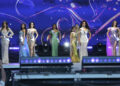 Las candidatas a Miss Universe Cuba 2025 desfilan durante la gala de coronación celebrada en el Milander Park de Hialeah, Miami, el 8 de julio de 2025. Foto: Marlon Pacheco / EFE.