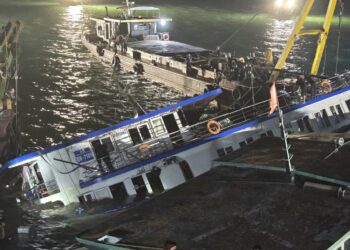 Labores de búsqueda y rescate en la bahía de Halong, en el norte de Vietnam, tras el naufragio de un barco turístico que dejó cerca de 40 muertos, el 19 de julio de 2025. Foto: VIETNAM NEWS AGENCY / EFE / EPA.