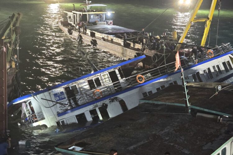 Labores de búsqueda y rescate en la bahía de Halong, en el norte de Vietnam, tras el naufragio de un barco turístico que dejó cerca de 40 muertos, el 19 de julio de 2025. Foto: VIETNAM NEWS AGENCY / EFE / EPA.