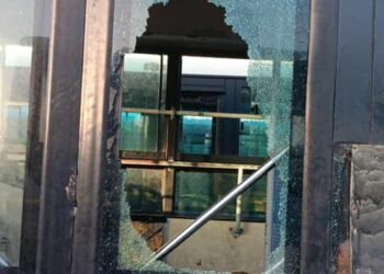Rotura en la puerta de un ómnibus urbano de La Habana, dañado como consecuencia de una pelea en su interior, en la que el chofer fue amenazado de muerte. Foto: Tribuna de La Habana.