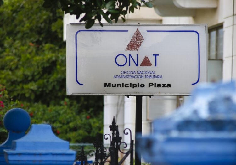 Señalización de la sede de la La Oficina Nacional de Administración Tributaria (ONAT) en el municipio de Plaza, en La Habana. Foto: Cubanoticias 360 / Archivo.