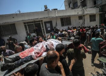 Palestinos cargan el cuerpo de un hombre asesinado a tiros por el Ejército de Israel en un punto de distribución de alimentos en Gaza, el 20 de julio de 2025. Foto: Mohammed Saber / EFE / EPA.