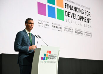 El presidente del Gobierno de España, Pedro Sánchez, interviene en el evento "Forjando una agenda común para lograr la sostenibilidad de la deuda en los países en desarrollo", durante la IV Conferencia Internacional para el Desarrollo celebrada en el Palacio de Congresos de Sevilla. Foto: Moncloa / Borja Puig de la Bellacasa / EFE.