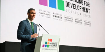 El presidente del Gobierno de España, Pedro Sánchez, interviene en el evento "Forjando una agenda común para lograr la sostenibilidad de la deuda en los países en desarrollo", durante la IV Conferencia Internacional para el Desarrollo celebrada en el Palacio de Congresos de Sevilla. Foto: Moncloa / Borja Puig de la Bellacasa / EFE.