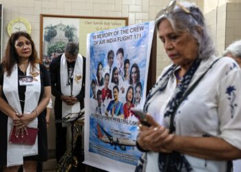 Personas rezan durante una oración especial por la tripulación del vuelo de Air India que se estrelló en Ahmedabad el 12 de junio, con motivo del primer aniversario, en la iglesia de San Pedro de Bombay, India, el 12 de julio de 2025. Foto: DIVYAKANT SOLANKI/EFE/EPA.