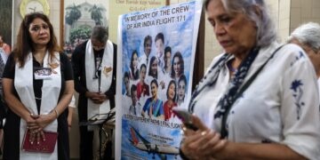 Personas rezan durante una oración especial por la tripulación del vuelo de Air India que se estrelló en Ahmedabad el 12 de junio, con motivo del primer aniversario, en la iglesia de San Pedro de Bombay, India, el 12 de julio de 2025. Foto: DIVYAKANT SOLANKI/EFE/EPA.