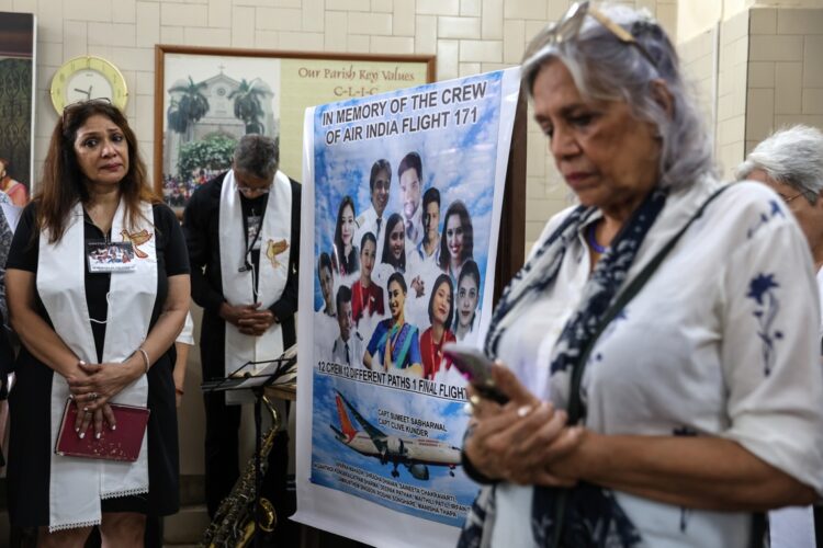 Personas rezan durante una oración especial por la tripulación del vuelo de Air India que se estrelló en Ahmedabad el 12 de junio, con motivo del primer aniversario, en la iglesia de San Pedro de Bombay, India, el 12 de julio de 2025. Foto: DIVYAKANT SOLANKI/EFE/EPA.