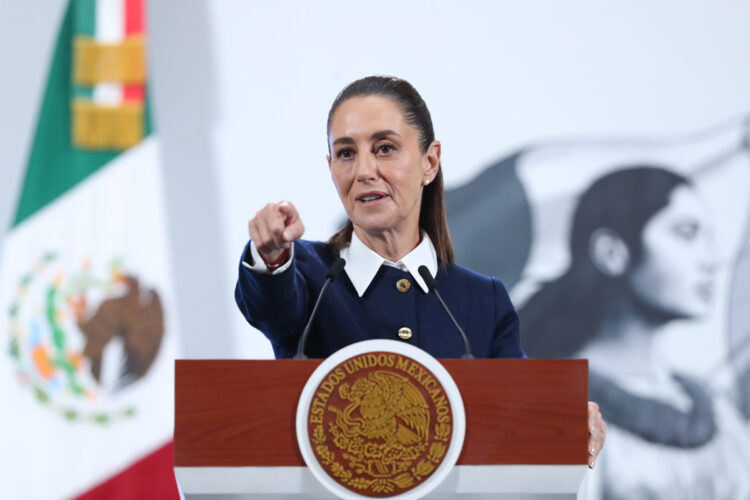 La presidenta de México, Claudia Sheinbaum, durante una rueda de prensa este martes en Palacio Nacional de la Ciudad de México. Foto: EFE/Mario Guzmán.