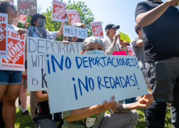 Personas sostienen carteles durante una manifestación en apoyo a la Red Nacional de Organización de Jornaleros por las recientes redadas de ICE en los estacionamientos de The Home Depot, en East Windsor New Jersey. Foto: EFE/ Ángel Colmenares.