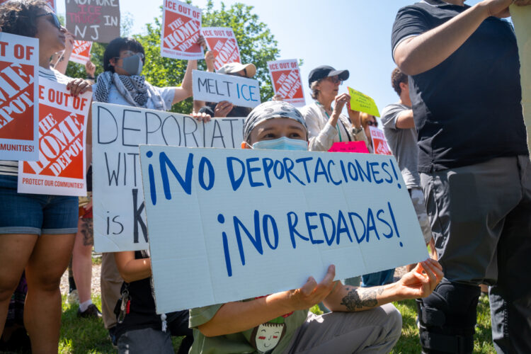 Personas sostienen carteles durante una manifestación en apoyo a la Red Nacional de Organización de Jornaleros por las recientes redadas de ICE en los estacionamientos de The Home Depot, en East Windsor New Jersey. Foto: EFE/ Ángel Colmenares.