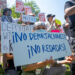 Personas sostienen carteles durante una manifestación en apoyo a la Red Nacional de Organización de Jornaleros por las recientes redadas de ICE en los estacionamientos de The Home Depot, en East Windsor New Jersey. Foto: EFE/ Ángel Colmenares.