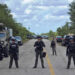 Agentes de la Oficina del Alguacil del Condado de Collier, hacen guardia durante una protesta contra las dependencias migratorias y los centros de detención de inmigrantes en el centro Alligator Alcatraz, en Ochopee. Foto: EFE/ Alberto Boal.