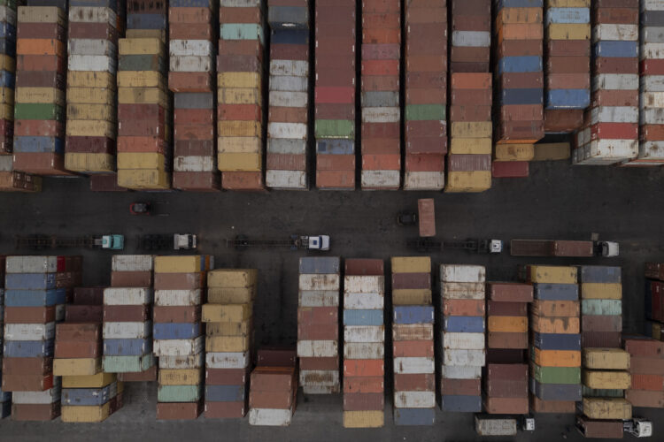 Fotografía aérea con contenedores de carga este martes, en el puerto de Santos (Brasil), el mayor atracadero comercial de América Latina, que observa con "gran preocupación" la inminente entrada en vigor del arancel del 50 % anunciado por Trump. Foto: EFE/ Isaac Fontana.