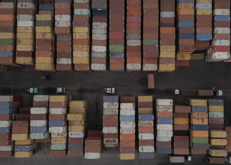 Fotografía aérea con contenedores de carga este martes, en el puerto de Santos (Brasil), el mayor atracadero comercial de América Latina, que observa con "gran preocupación" la inminente entrada en vigor del arancel del 50 % anunciado por Trump. Foto: EFE/ Isaac Fontana.