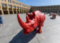 Esculturas de rinocerontes emplazadas por Roberto Fabelo, en la plaza del Ayuntamiento de Logroño, España. Foto: Raquel Manzanares / EFE.