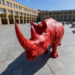 Esculturas de rinocerontes emplazadas por Roberto Fabelo, en la plaza del Ayuntamiento de Logroño, España. Foto: Raquel Manzanares / EFE.