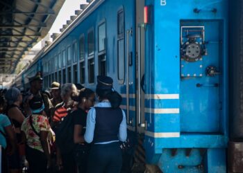 Pasajeros suben a un tren en La Habana. Foto: Naturaleza Secreta / Tomada del perfil de Facebook de Rutas Nacionales.