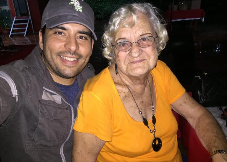 La actriz humorística Aris Teresa Bruzos (d), conocida por su personaje de Evarista en el programa "Vivir del Cuento", junto al actor y humorista Luis Silva. Foto: Tomada del perfil de Facebook de Luis Silva Pánfilo.