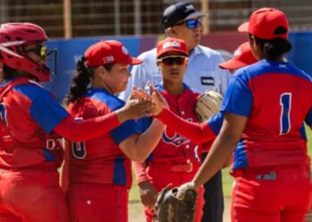 El equipo de softbol femenino de Cuba celebra una victoria. Foto: JIT Deporte Cubano / Facebook / Archivo.