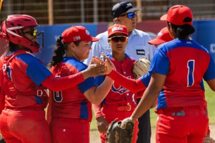 El equipo de softbol femenino de Cuba celebra una victoria. Foto: JIT Deporte Cubano / Facebook / Archivo.