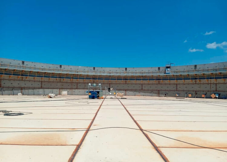 En la Base de Supertanqueros de Matanzas continúa el montaje de estructuras que dan forma a las nuevas instalaciones. Foto: Empresa de Ingeniería y Proyectos del Petróleo (Facebook).