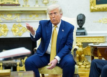 El presidente Trump durante su encuentro con el primer ministro y príncipe heredero de Baréin, el jeque Salman bin Hamad al-Khalifa, el 16 de julio de 2025. Foto: EFE/EPA/AARON SCHWARTZ / POOL.