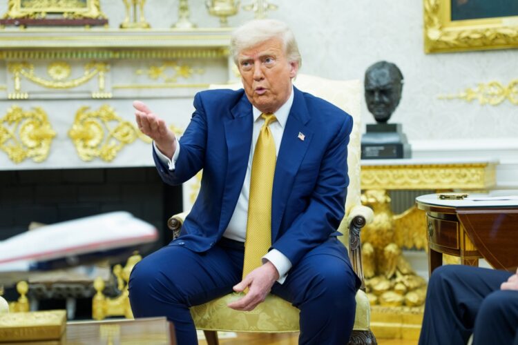 El presidente Trump durante su encuentro con el primer ministro y príncipe heredero de Baréin, el jeque Salman bin Hamad al-Khalifa, el 16 de julio de 2025. Foto: EFE/EPA/AARON SCHWARTZ / POOL.