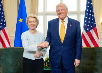 La presidenta de la Comisión Europea, Úrsula von der Leyen (i), saluda al presidente de Estados Unidos, Donald Trump, en Turnberry Escocia, al anunciar un acuerdo comercial, el 27 de julio de 2025. Foto: Fred Guerdin / Comisión Europea / EFE.