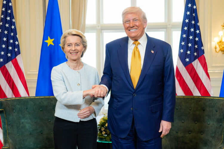 La presidenta de la Comisión Europea, Úrsula von der Leyen (i), saluda al presidente de Estados Unidos, Donald Trump, en Turnberry Escocia, al anunciar un acuerdo comercial, el 27 de julio de 2025. Foto: Fred Guerdin / Comisión Europea / EFE.